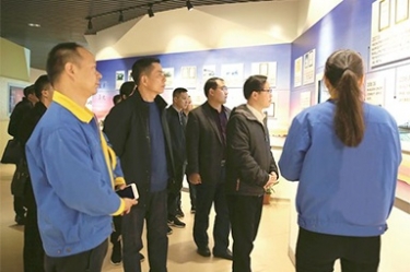 貴州省黔東南州委常委、榕江縣縣委書記賀代宏一行到公司參觀學(xué)習(xí)考察